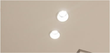 お部屋の高い位置にある照明の写真